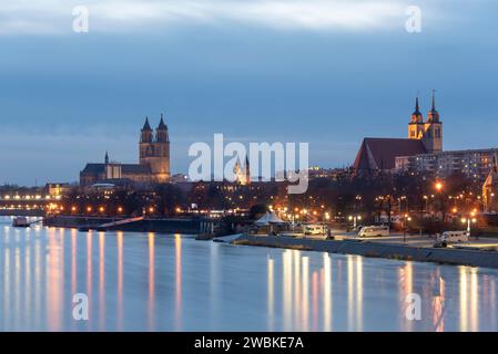 Magdeburger Dom, rechts davon Frauenkloster und St. Johanniskirche, Dämmerung, Lichter in der Elbe, Magdeburg, Sachsen-Anhalt, Deutschland Stockfoto