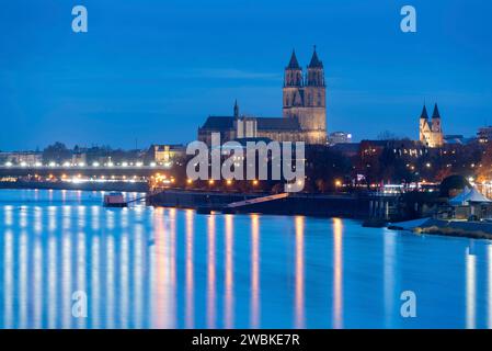 Magdeburger Dom, rechts davon Frauenkloster und St. Johanniskirche, Dämmerung, Lichter in der Elbe, Magdeburg, Sachsen-Anhalt, Deutschland Stockfoto