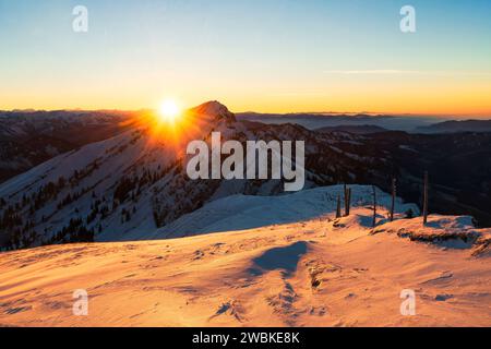 Farbenfroher Sonnenuntergang über schneebedeckten Bergen, Blick auf Hochgrat, Allgäuer Alpen, Bayern, Deutschland, Europa Stockfoto