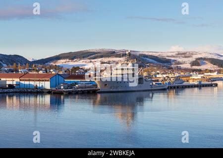 Kystvakt Schiff, norwegische Küstenwache, KV Harstad W318 in Sortland, Norwegen, Skandinavien, Europa im Oktober Stockfoto