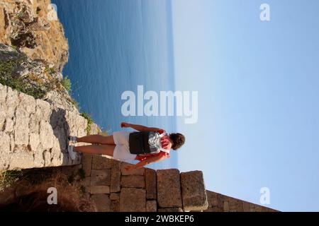 Griechenland, Dodekanes, Rhodos, Küste, Lindos, Castle Hill, St. Johns Festung, Tourist, Ägäis, Berg, Festung, Schloss, Festung, St.. Johns Fort, Gebäude, Ruinen, Ausgrabungsstätte, Meer Stockfoto