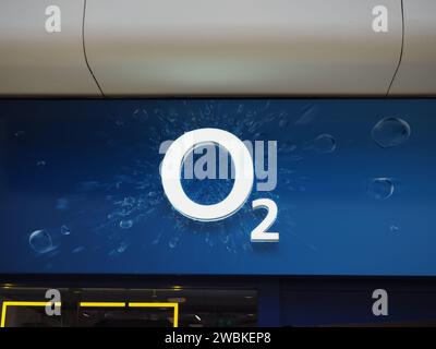 LONDON, Großbritannien - 13. SEPTEMBER 2023: O2 Store Sign Stockfoto