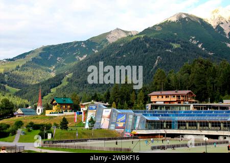 Österreich, Tirol, Seefeld, Stadtblick, Kongresszentrum, Tennisplatz, Volleyballplatz, Freizeitzentrum, Schwimmbad, Sauna, Nordtirol, Menschen, Sport, Urlaub, Sommerurlaub, Veranstaltungsgebäude, Bergblick, Alpen, Reitherspitze ganz rechts, Seefelderspitze links, Ziel, Tourismus Stockfoto