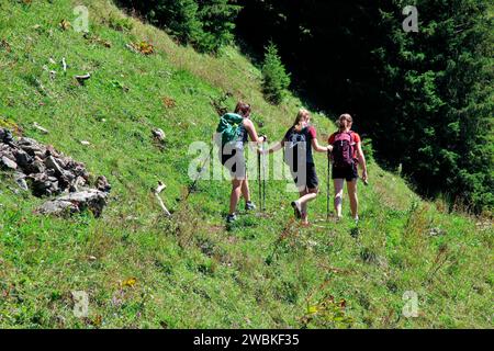 Wandergruppe von 4 Frauen, aus Gröbner Hals, nahe der Tiefenbachalm in Bächental, Eben am Achensee, Tirol, Österreich Stockfoto