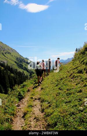 Wandergruppe von 4 Frauen, aus Gröbner Hals, nahe der Tiefenbachalm in Bächental, Eben am Achensee, Tirol, Österreich Stockfoto