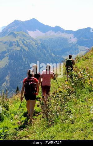 Wandergruppe von 4 Frauen, aus Gröbner Hals, in der Nähe der Tiefenbachalm im Bächental, im Hintergrund die Montscheinspitze in der Mitte Stockfoto