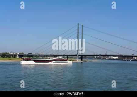 Deutschland, Nordrhein-Westfalen, Düsseldorf, Rheinkniebrücke, Rhein, modernes Ausflugsboot Stockfoto