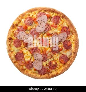 Köstliche klassische italienische Pizza Pepperoni mit Würstchen und Käse Mozzarella. Frische italienische klassische Original-Pepperoni-Pizza isoliert auf weißem Backgr Stockfoto