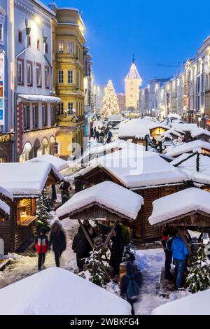 Wels, Weihnachtswelt am Stadtplatz, verschneite Stände, Turm Ledererturm im Zentralraum, Oberösterreich, Österreich Stockfoto