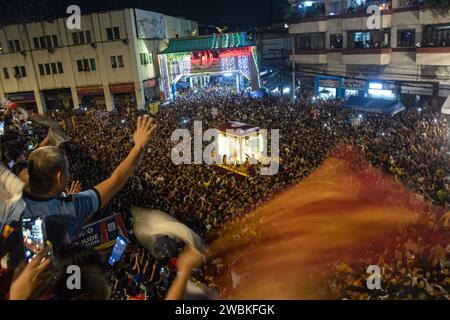 Metro Manila, Philippinen. Januar 2023. Millionen katholischer Gläubiger versammelten sich zum jährlichen Traslacion zum Gedenken an das fest des Schwarzen Nazareners am 9. Januar 2023 in Manila, Philippinen. Die 6 km lange Prozession dauerte 15 Stunden und markierte eine signifikante Rückkehr nach einer dreijährigen Pause aufgrund der Störungen, die durch die COVID-19-Pandemie verursacht wurden. (Foto: Larry Monserate Piojo/SIPA USA) Credit: SIPA USA/Alamy Live News Stockfoto