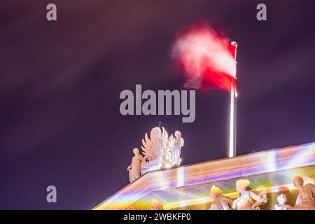 Wien, Parlamentsgebäude, Flagge Österreichs, Lichtkunstwerk zum 75. Jahrestag der Menschenrechte im Jahr 01. Bezirk Altstadt, Österreich Stockfoto