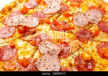 Hintergrund mit köstlicher klassischer italienischer Pizza-Peperoni mit Würstchen und Käse-Mozzarella. Frische, klassische italienische Paprika-Pizza. Stockfoto