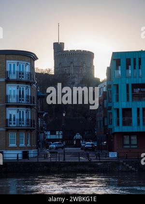 Der runde Turm von Windsor Castle, Blick von Eton, Themse, Berkshire, England, GROSSBRITANNIEN, GB. Stockfoto