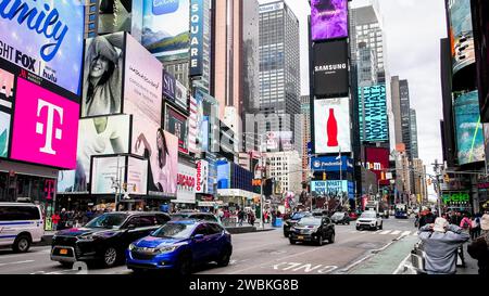 NEW YORK CITY, NEW YORK, USA - 10. JANUAR 2024: Geschäftiger Tag am Time Square im Januar Stockfoto