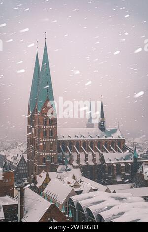 Deutschland, Schleswig-Holstein, Lübeck, Schneedrift vor St. Marienkirche in Lübeck Stockfoto