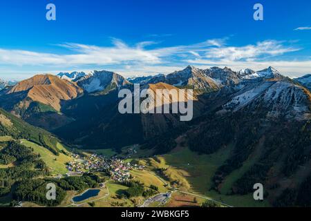 Idyllisches Bergdorf umgeben von schneebedeckten Bergen im Herbst. Berwang, Lechtaler Alpen, Tirol, Österreich, Europa Stockfoto