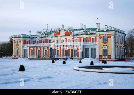 Tallinn, Estland - Schloss Katharinental im Park von Katharinental, Winterlandschaft mit Schnee. Stockfoto