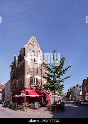 Ein Eckhaus mit Restaurant in Reims - Grand Est, Département Marne, Frankreich Stockfoto