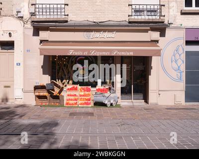 Obst- und Gemüsehandel mit dem Label „M.O.F“ in Reims - Grand Est, Département Marne, Frankreich Stockfoto