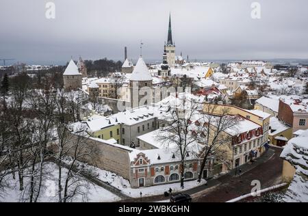 Tallinn, Estland - Blick auf die Stadt, Altstadt im Winter mit Schnee. Stockfoto