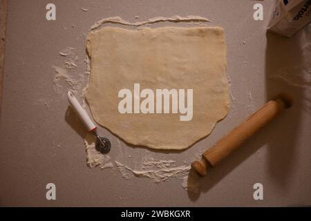 Küchenutensilien (Rollstift und Küchenrad) Stockfoto