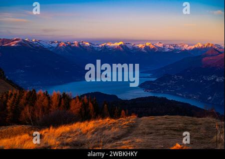 Panorama des Comer Sees, fotografiert im Winter, bei Sonnenuntergang, vom Monte San Primo, mit den umliegenden Dörfern und Bergen. Stockfoto