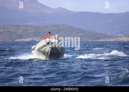 Bodrum, Türkei. 3. Dezember 2023: Die für Bootsrennen zuständigen Richter gehen schnell mit dem Boot an ihre Posten. Stockfoto