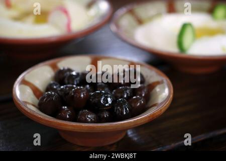 Oliven servieren Hummus und Labneh von einem traditionellen libanesischen Frühstück. Stockfoto