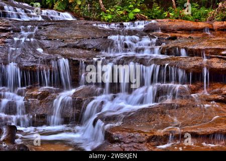 Aqua Serenity: Wo die Blue Mountains die Kunstfertigkeit der Wasserfälle umhüllen Stockfoto