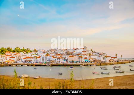 Faro, Portugal, 26. september 2020. Kleines traditionelles Fischerdorf Ferragudo am Flussufer mit weißen Häusern mit Ziegeldächern im Sommer auf einem s Stockfoto