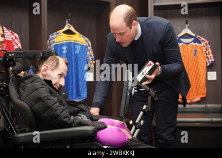 Rob Burrow wird vom Prince of Wales (rechts) während eines Besuchs im Headingley Stadium in Leeds zum Commander des Order of the British Empire (CBE) ernannt, um ihm und Kevin Sinfield zu ihren Bemühungen zu gratulieren, das Bewusstsein für die Motoneurone-Krankheit zu schärfen. Bilddatum: Donnerstag, 11. Januar 2024. Stockfoto