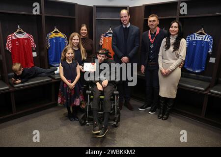 Der Prince of Wales (dritte rechts) trifft auf Jackson Burrow (ganz links), Maya Burrow (zweite links), Macy Burrow, Lindsey Burrow, Rob Burrow, Kevin Sinfield (zweite rechts) und seine Frau Jayne Sinfield (rechts) während eines Besuchs im Headingley Stadium, Leeds, um Rob Burrow und Kevin Sinfield einen Kommandeur des Order of the British Empire (CBE) für ihre Bemühungen zur Sensibilisierung für die Motoneurone-Krankheit zu gratulieren und zu verleihen. Bilddatum: Donnerstag, 11. Januar 2024. Stockfoto