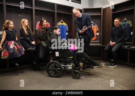 Rob Burrow (Mitte) wird vom Prinzen von Wales (zweite rechts) zum Befehlshaber des Order of the British Empire (CBE) ernannt, während Kevin Sinfield (rechts) und Rob Burrows Frau Lindsey Burrow und Kinder Maya (links) und Macy auf sie schauen. während eines Besuchs im Headingley Stadium, Leeds, um ihnen zu ihren Bemühungen zu gratulieren, das Bewusstsein für Motoneurone Krankheit zu schärfen. Bilddatum: Donnerstag, 11. Januar 2024. Stockfoto