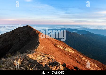Gipfelgrat des Berges Agung, höchster Punkt der Insel Bali, Indonesien. Wunderschöner Blick auf die Caldera des Vulkans Batur bei Sonnenaufgang. Bali, Indonesien. Stockfoto