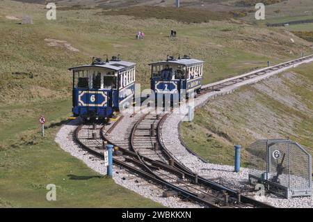 Zwei Straßenbahnen fahren auf der Great Orme Tramway in Llandudno North Wales vorbei Stockfoto