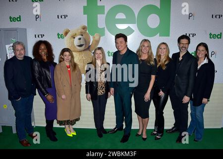 Paul Corrigan, Pearlena Igbokwe, Beatrice Springborn, Frances Berwick, Seth MacFarlane, Kelly Campbell, Brad Walsh und Lisa Katz bei der Premiere der Peacock Serie 'Ted' im AMC The Grove. Los Angeles, 10.01.2024 Stockfoto