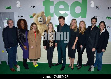 Paul Corrigan, Pearlena Igbokwe, Beatrice Springborn, Frances Berwick, Seth MacFarlane, Kelly Campbell, Brad Walsh und Lisa Katz bei der Premiere der Peacock Serie 'Ted' im AMC The Grove. Los Angeles, 10.01.2024 Stockfoto