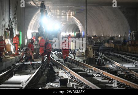 Stuttgart, Deutschland. Januar 2024. Im Tunnel vor dem U-Bahnhof auf der Baustelle des milliardenschweren Eisenbahnprojekts Stuttgart 21 werden Schienen verlegt. Quelle: Bernd Weißbrod/dpa/Alamy Live News Stockfoto