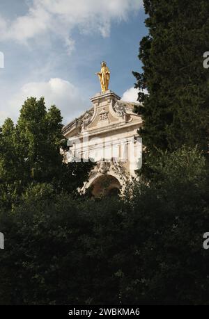 Ein Blick auf die Fassade der Basilika Santa Maria degli Angeli e dei Martiri in Assisi, Italien. Stockfoto