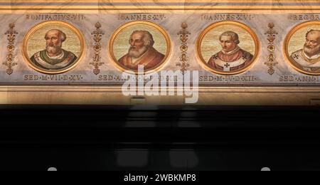 Mosaikporträt der Päpste Bonifatius VII., Johannes XV., Johannes XVI. Und Gregor V. auf einer Wand in der päpstlichen Basilika St. Paul vor den Mauern, Rom, Italien. Stockfoto