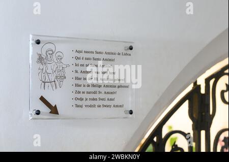 Eine Gedenktafel, die den Ort markiert, an dem der hl. Antonius von Padua (von Lissabon) in der Krypta der Kirche des hl. Antonius von Lissabon in Lissabon, Portugal, geboren wurde. Stockfoto