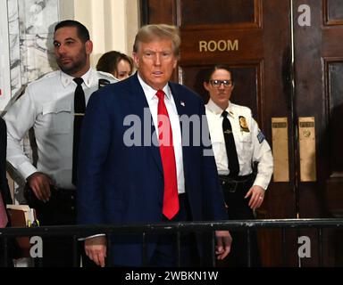 New York, Usa. Januar 2024. Der ehemalige US-Präsident Donald Trump tritt am Donnerstag, den 11. Januar 2023 in New York City in den Gerichtssaal ein. Der Fall, der heute zum Abschluss kommt, wurde im vergangenen September von New Yorker Generalstaatsanwältin Letitia James eingebracht, wirft Trump, seinen ältesten Söhnen und seinem Familienunternehmen vor, Trumps Nettovermögen durch Überbewertung seines Immobilienportfolios um mehr als 2 Milliarden Dollar aufgebläht zu haben. Foto: Louis Lanzano/UPI Credit: UPI/Alamy Live News Stockfoto
