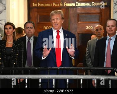 New York, Usa. Januar 2024. Der ehemalige US-Präsident Donald Trump tritt am Donnerstag, den 11. Januar 2023 in New York City in den Gerichtssaal ein. Der Fall, der heute zum Abschluss kommt, wurde im vergangenen September von New Yorker Generalstaatsanwältin Letitia James eingebracht, wirft Trump, seinen ältesten Söhnen und seinem Familienunternehmen vor, Trumps Nettovermögen durch Überbewertung seines Immobilienportfolios um mehr als 2 Milliarden Dollar aufgebläht zu haben. Foto: Louis Lanzano /UPI Credit: UPI/Alamy Live News Stockfoto