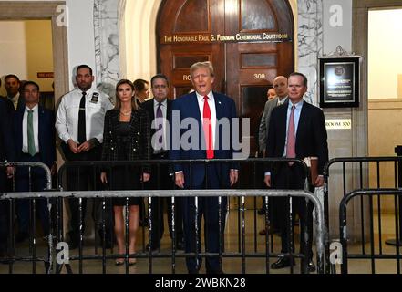 New York, Usa. Januar 2024. Der ehemalige US-Präsident Donald Trump tritt am Donnerstag, den 11. Januar 2023 in New York City in den Gerichtssaal ein. Der Fall, der heute zum Abschluss kommt, wurde im vergangenen September von New Yorker Generalstaatsanwältin Letitia James eingebracht, wirft Trump, seinen ältesten Söhnen und seinem Familienunternehmen vor, Trumps Nettovermögen durch Überbewertung seines Immobilienportfolios um mehr als 2 Milliarden Dollar aufgebläht zu haben. Foto: Louis Lanzano /UPI Credit: UPI/Alamy Live News Stockfoto