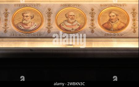 Mosaikporträt der Päpste Stephan VI., Formosus und Bonifatius VI., an einer Wand in der päpstlichen Basilika St. Paul vor den Mauern, Rom, Italien. Stockfoto