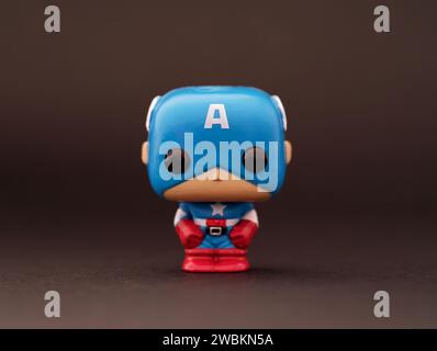 Tambow, Russische Föderation - 07. Januar 2024 Eine Captain America Funko POP Mini Vinyl Figur auf schwarzem Hintergrund. Stockfoto