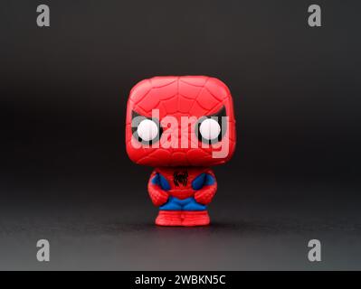 Tambow, Russische Föderation - 07. Januar 2024 Eine Spider-man Funko POP Mini Vinyl Figur auf schwarzem Hintergrund. Stockfoto