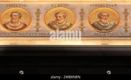 Mosaikporträt der Päpste Adrian I., Leo III. Und Stephan V., an einer Wand in der päpstlichen Basilika St. Paul vor den Mauern, Rom, Italien. Stockfoto
