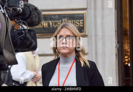 London, Großbritannien. Januar 2024. JANET SKINNER, ehemalige Postmeisterin und Opfer des Horizon-Skandals, gibt ein Interview vor dem Aldwych House, während die IT-Anfrage des Postamtes beginnt. Quelle: Vuk Valcic/Alamy Live News Stockfoto