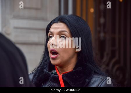 London, Großbritannien. Januar 2024. SHAZIA SADDIQ, ehemalige Postmeisterin und Opfer des Horizon-Skandals, gibt ein Interview vor dem Aldwych House, während die IT-Untersuchung des Postamtes Horizon beginnt. Quelle: Vuk Valcic/Alamy Live News Stockfoto